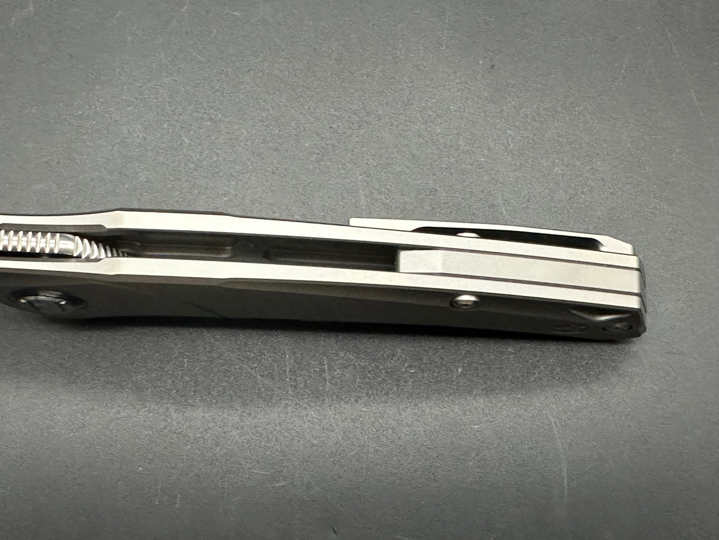 Kunwu Zen titanium handle w/Elmax blade